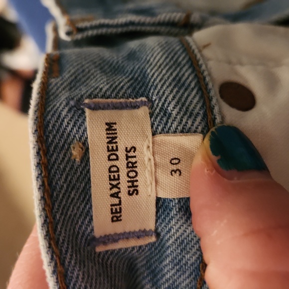 Madewell relaxed denim jean shorts, light wash and distressed size 30 - Picture 5 of 10
